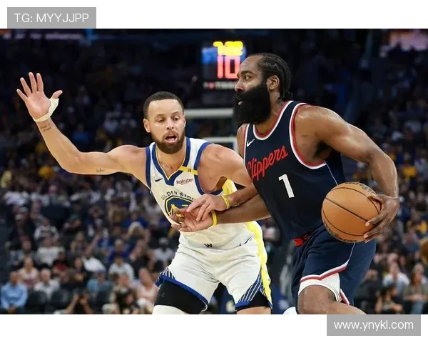 快船勇士巅峰对决上演激烈攻防大战新赛季格局或将彻底改写 快船勇士巅峰对决上演激烈攻防大战新赛季格局或将彻底改写